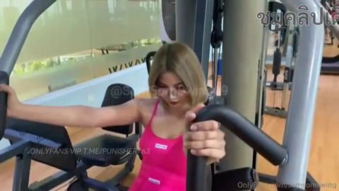 น้องส้มฟิตเนส (Somsomswing)! อ่อยเทรนเนอร์หนุ่มจนเงี่ยน ลากเข้าห้องพักนัวเนียดูดปากเลียหีเย็ดกันยับ