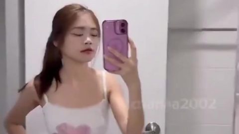 คลิปหลุดมาใหม่ น้องณชาสาวหมวยตัวเล็กโดนจับล่อเสียวคาห้องน้ำ จับควยมาโม๊คจนแข็งก่อนโดนจับยืนกระเด้าหีรัวๆ ครางลั่น